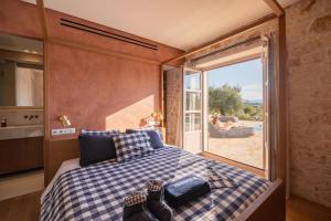 Katil atau katil-katil dalam bilik di Stone villa situated in the heart of an impressive estate, in one of the most scenic and secluded parts of Corfu’s northeast iconic Mediterranean coastline.