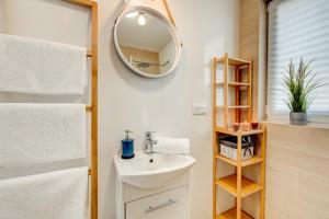 een badkamer met een wastafel en een spiegel bij Apartamenty Na Fali - Morski , Błękity , Marynarski in Pobierowo +68 foto's