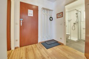 łazienka z prysznicem i drzwiami z dywanem w obiekcie Appartement Delight w Saalbach Hinterglemm +25 zdjęć