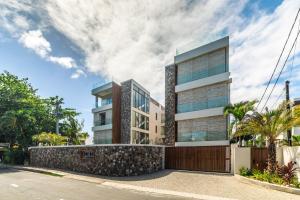 un revestimiento de un edificio con una pared de piedra en One Bay Residence-Apartment 9-Brand New Apartment en Grand Baie