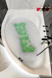 a green letter l in a white sink at Cracovia Apartments in Krakow