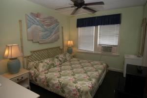 una camera con letto e ventilatore a soffitto di Hotel Evernia a West Palm Beach