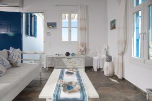 uma sala de estar com um sofá e uma mesa em VENUS VIEW em Kalafatis