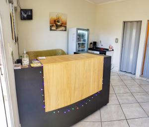 cocina con encimera de madera en una habitación en Pousada Aconchego, en Peruíbe