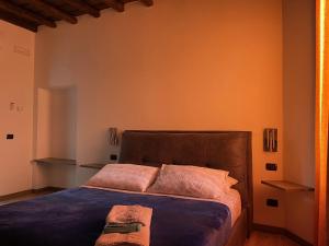 um quarto com uma cama com paredes cor de laranja em Poste Regie - Milan Guest House em Milão