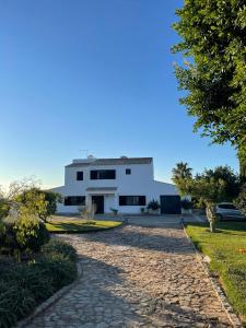 オリョンにあるCasa Esperança - carefree living with big private pool and great viewsの石畳の白い家