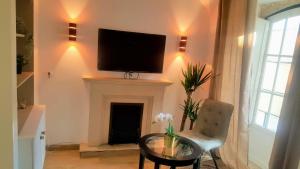 sala de estar con chimenea y TV en la pared en Olival Home- Feels like home, en Lisboa