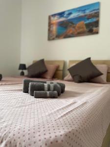 uma cama com duas almofadas em cima em Close to Airport apartment em Żejtun
