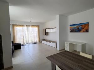 Televisyen dan/atau pusat hiburan di Close to Airport apartment