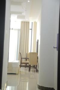 カンパラにあるGNS Hotel Kampalaのリビングルーム(ソファ、椅子付)