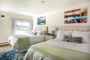 Un pat sau paturi într-o cameră la Friars Bay Inn & Cottages