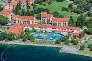 een luchtzicht op een resort met een zwembad bij Apartments Vila Barka in Portorož