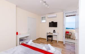 1 dormitorio con 1 cama y escritorio con TV en Apartment Vedrana, en Dubrovnik
