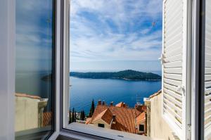 una ventana con vistas al agua en Apartment Vedrana, en Dubrovnik