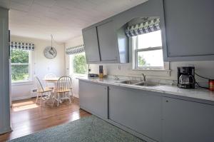Kjøkken eller kjøkkenkrok på Friars Bay Inn & Cottages