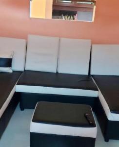 eine schwarz-weiße Couch mit Fernbedienung darauf in der Unterkunft 2 bedrooms house with jacuzzi terrace and wifi at Chamouny 4 km away from the beach in Mont Blanc
