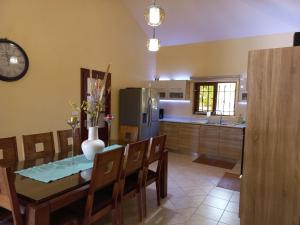 Кухня или мини-кухня в La Villa Marie Joana
