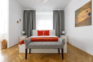 ウィーンにあるシティ センター クリムト バルコニーのベッドルーム1室(赤い枕のベッド1台、窓付)