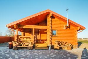 Cabaña de madera con techo rojo en Kars, en Kozel'sk