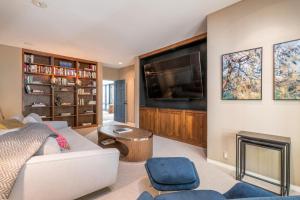 TV a/nebo společenská místnost v ubytování Sheep Meadow 102