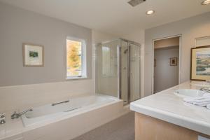 Koupelna v ubytování Sheep Meadow 102 + 31 fotografií