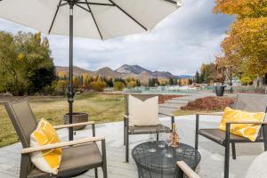 Nespecifikovaný výhled na hory nebo výhled na hory při pohledu z prázdninového domu