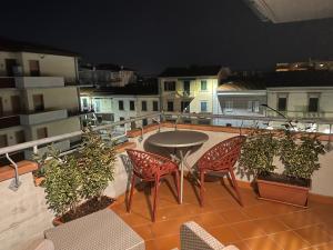 eine Terrasse mit Tisch und Stühlen auf einem Balkon in der Unterkunft The Loft E&E Blue Sky in Empoli