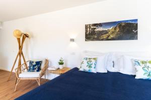 Un pat sau paturi într-o cameră la Casa Amarela Apartments - by Casas na Ilha
