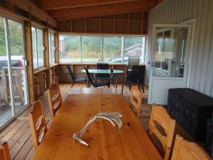 uma sala de jantar com uma mesa de madeira e cadeiras em Charmy house with the nature just around the corner em Trollhättan