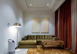 uma sala de estar com um sofá e uma mesa de centro em D'avenue Boutique Hotel Accra em Acra