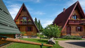 Afbeelding uit fotogalerij van Chalets Runolist in Crni Lug