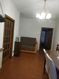 uma sala de estar com um sofá e uma mesa em Casa La Stadera em Montepulciano