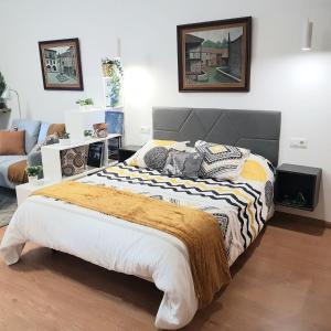 een slaapkamer met een groot bed in een kamer bij ESTUDIO IDEAL PARA VACACIONES Y TRABAJO in Vigo