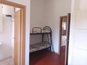 Uma ou mais camas em beliche em um quarto em Nuraghe Ruiu Camping & Bungalow