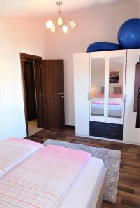 Łóżko lub łóżka w pokoju w obiekcie Apartman "Sabine" with heated pool