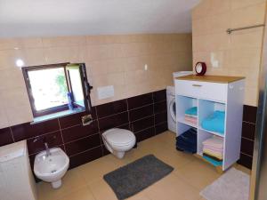 Łazienka w obiekcie Apartman "Sabine" with heated pool