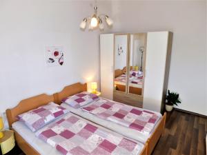 Łóżko lub łóżka w pokoju w obiekcie Apartman "Sabine" with heated pool
