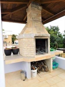 piekarnika na świeżym powietrzu na patio w obiekcie Apartman "Sabine" with heated pool w mieście Omišalj