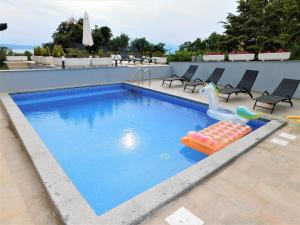 Basen w obiekcie Apartman "Sabine" with heated pool lub w pobliżu