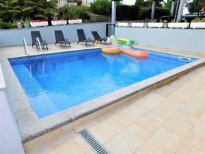 Basen w obiekcie Apartman "Sabine" with heated pool lub w pobliżu