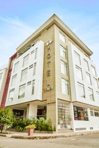un bâtiment avec un panneau à l'avant dans l'établissement Solev Hotel, à Villavicencio