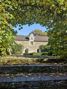 a house through an archway in front of a building at Manoir de Kerledan in Carhaix-Plouguer