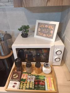 a book shelf with books on a table at Апартаменты бизнесс-класса in Moscow