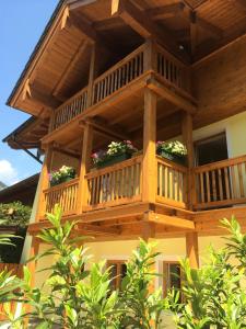 una terraza de madera en el lateral de una casa en Landhaus Constantin Luxus-Appartments, en Berchtesgaden