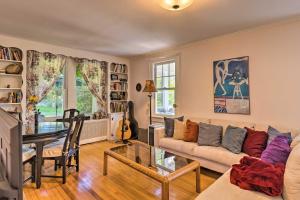 Photo de la galerie de l'établissement Near Wineries Historic North Fork Farmhouse!, à Cutchogue