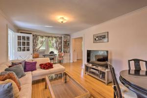 Photo de la galerie de l'établissement Near Wineries Historic North Fork Farmhouse!, à Cutchogue