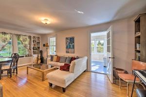 Photo de la galerie de l'établissement Near Wineries Historic North Fork Farmhouse!, à Cutchogue