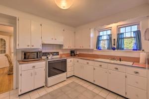 Photo de la galerie de l'établissement Near Wineries Historic North Fork Farmhouse!, à Cutchogue 19 autres photos