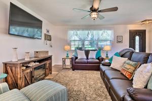 uma sala de estar com sofás e uma televisão de ecrã plano em Warm and Cozy Buckeye Lake Home Yard and Patios! em Hebron