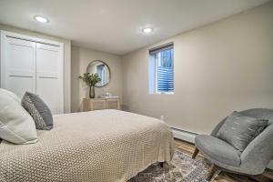 Ein Bett oder Betten in einem Zimmer der Unterkunft Alluring Anchorage Apt - Walk to Coastal Trl!
